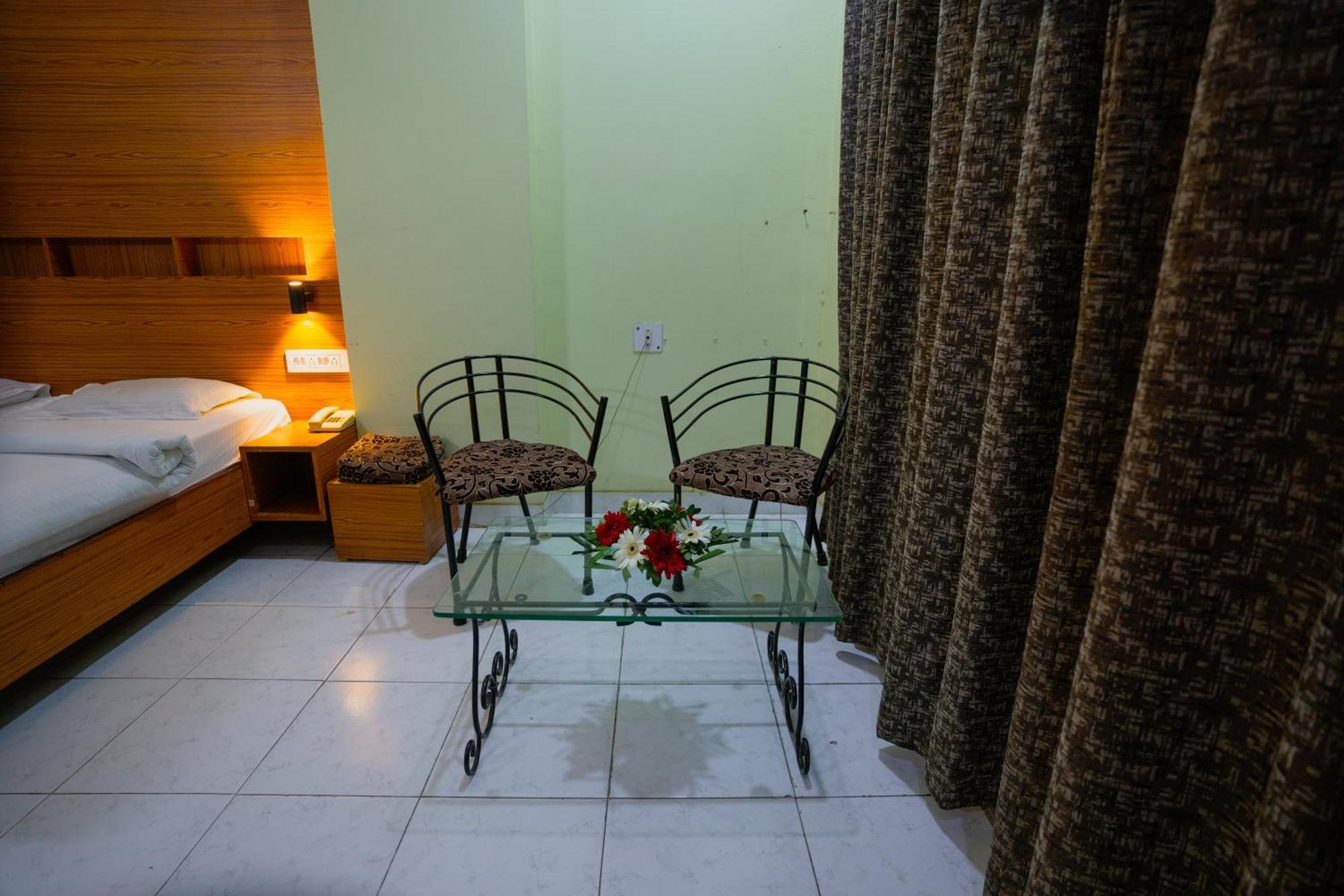 Hotel Girdhar Mahal อินดอร์ ภายนอก รูปภาพ