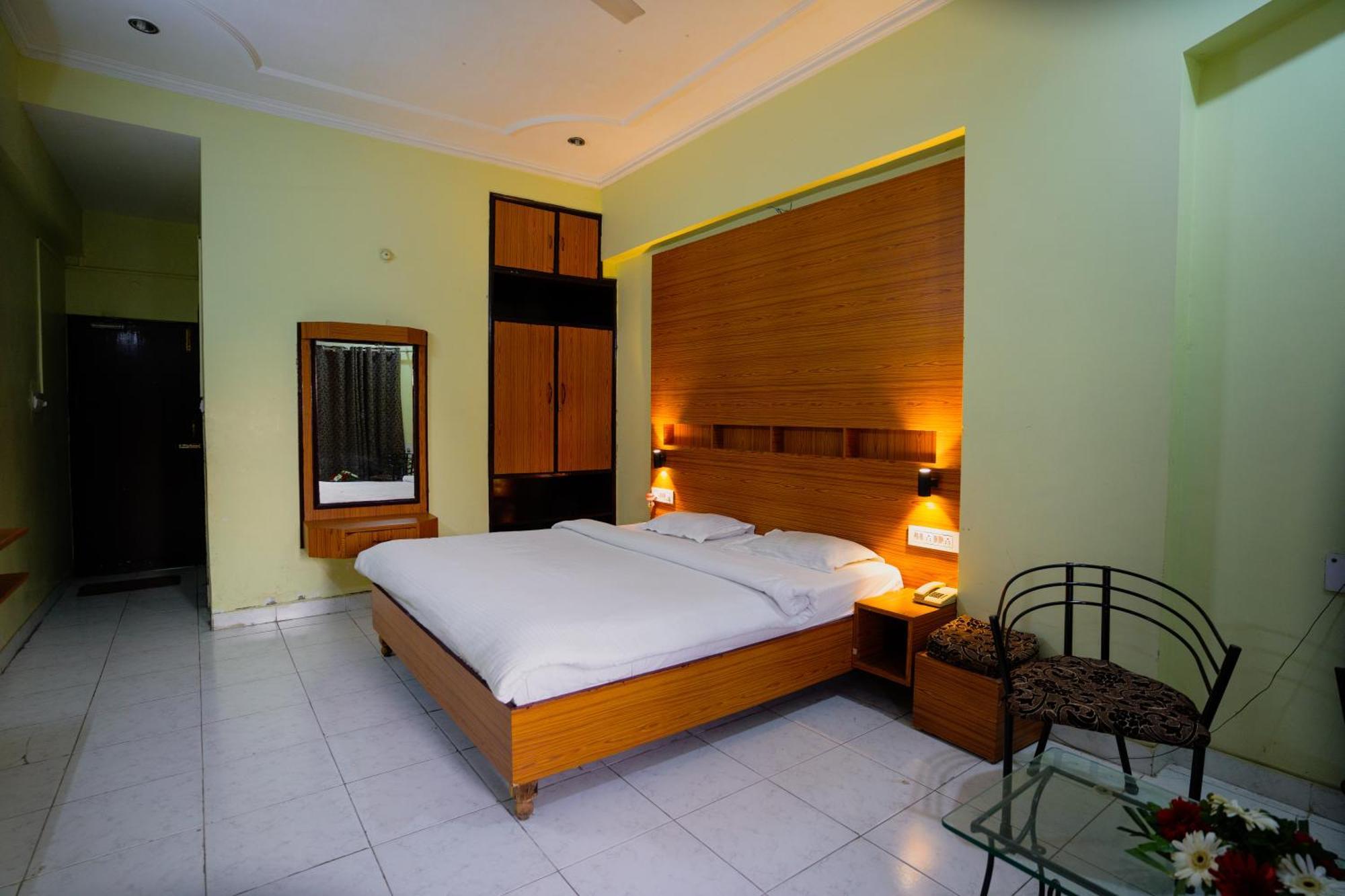 Hotel Girdhar Mahal อินดอร์ ภายนอก รูปภาพ