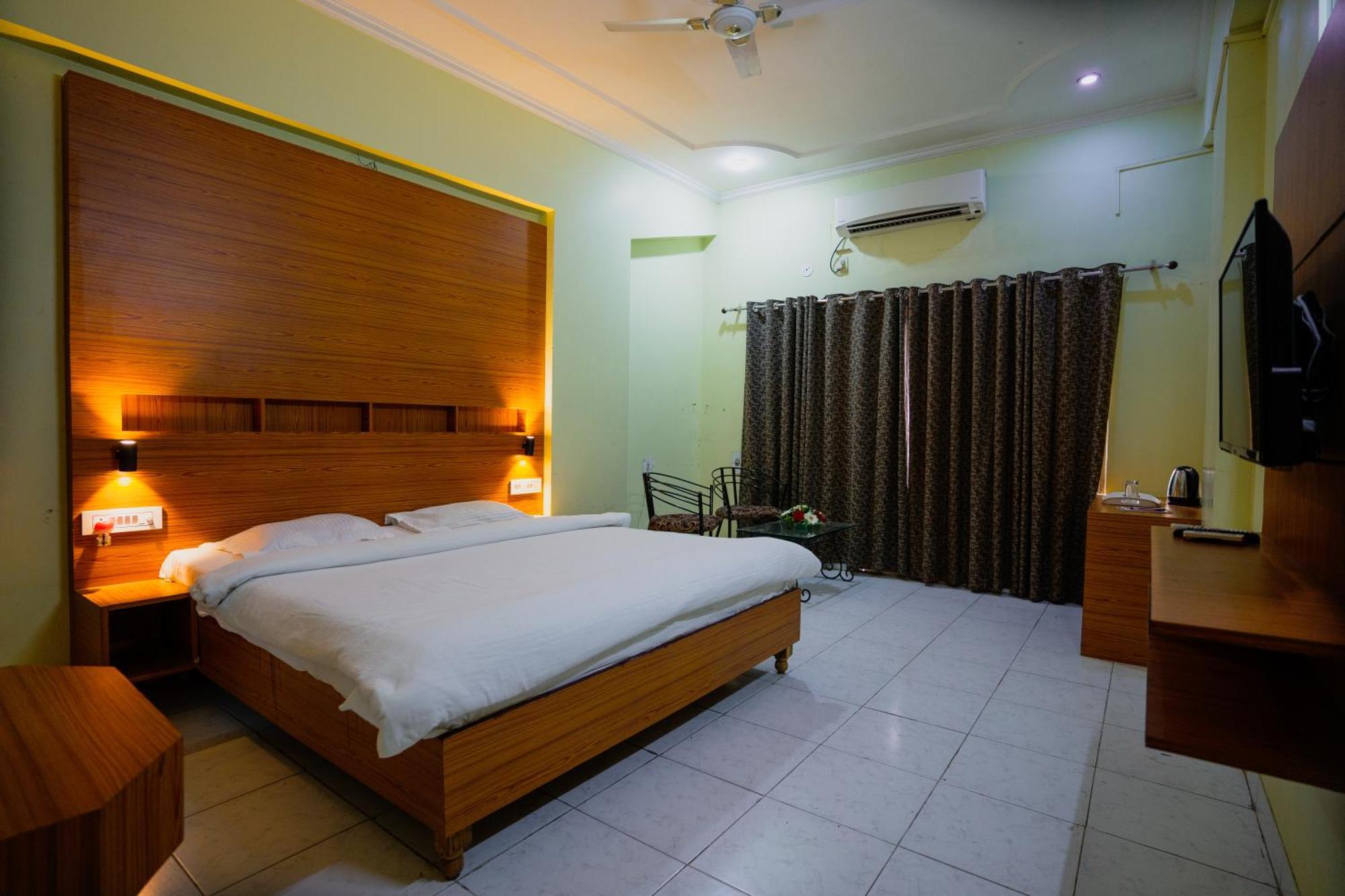 Hotel Girdhar Mahal อินดอร์ ภายนอก รูปภาพ