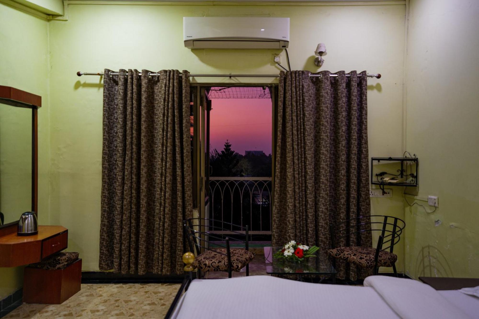 Hotel Girdhar Mahal อินดอร์ ภายนอก รูปภาพ