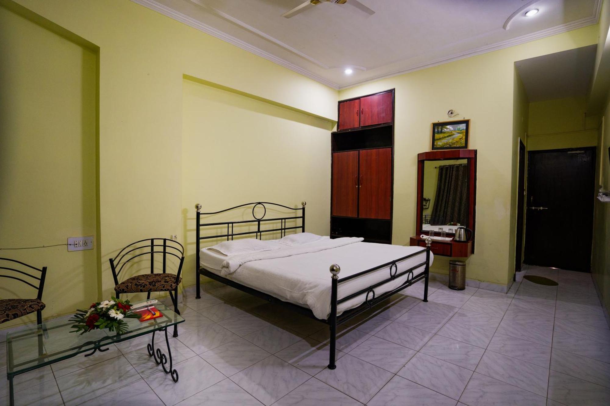 Hotel Girdhar Mahal อินดอร์ ภายนอก รูปภาพ
